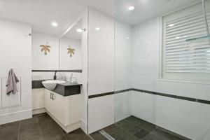 Koupelna v ubytování Unit 66 Grand Pacific Resort Bulcock St Caloundra