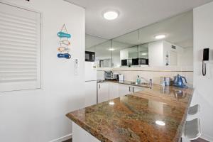 Kuchyň nebo kuchyňský kout v ubytování Unit 66 Grand Pacific Resort Bulcock St Caloundra