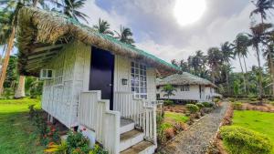 Casa pequeña con techo de paja en Kehalani Beach Resort by Cocotel en Quezon