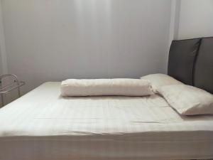 Ein Bett oder Betten in einem Zimmer der Unterkunft Inawa Homestay Syariah