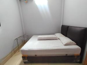 Ein Bett oder Betten in einem Zimmer der Unterkunft Inawa Homestay Syariah