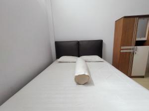 Ein Bett oder Betten in einem Zimmer der Unterkunft Inawa Homestay Syariah