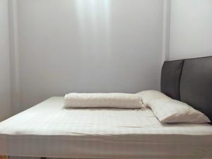 Ein Bett oder Betten in einem Zimmer der Unterkunft Inawa Homestay Syariah