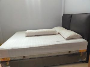 Ein Bett oder Betten in einem Zimmer der Unterkunft Inawa Homestay Syariah