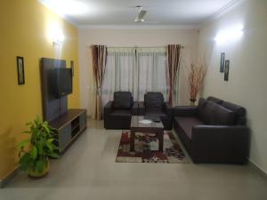 A seating area at Bulande Comforts-Service Apartment In Brookfield