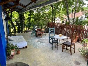 un patio con sillas, una mesa, una cama y sillas en Lovely studio with stunning terrace, en Tigre