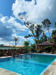 una piscina en un complejo con gente dentro en Dheltor Hilltop en San Vicente