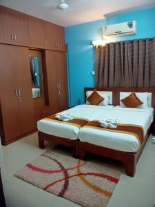 バンガロールにあるBulande Comforts-Service Apartment ITPL Whitefieldの青い壁のベッドルーム1室(大型ベッド1台付)