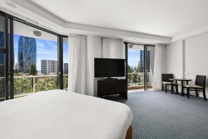 une chambre d'hôtel avec un lit et une télévision dans l'établissement Crowne Plaza Surfers Paradise, an IHG Hotel, à Gold Coast