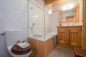 ein Badezimmer mit Toilette, Badewanne und Waschbecken in der Unterkunft Chalets d'en haut - Zaria - Happy Rentals in Argentières