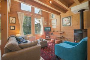 ein Wohnzimmer mit einem Sofa und einem Kamin in der Unterkunft Chalets d'en haut - Zaria - Happy Rentals in Argentières
