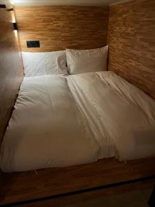 Katil atau katil-katil dalam bilik di NK Hostel
