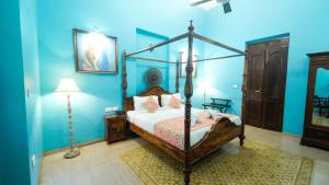 Postel nebo postele na pokoji v ubytování Surya Kiran Heritage Hotel