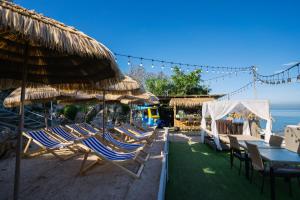 北芭堤雅的住宿－芭堤雅金色鬱金香海灘度假酒店，海滩上的一组椅子和遮阳伞