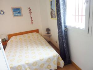 マルセイヤンにあるMaison Marseillan-Plage, 3 pièces, 6 personnes - FR-1-387-132の小さなベッドルーム(ベッド1台、窓付)