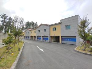 una calle vacía con una fila de edificios en Jeju Irrua Hotel en Jeju