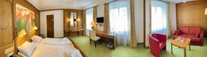 ein Hotelzimmer mit einem Bett, einem Schreibtisch und einem Stuhl in der Unterkunft Hotel Gasthof Stift in Lindau