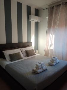 una camera da letto con un letto e due asciugamani di Dante091 a Palermo