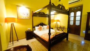 Postel nebo postele na pokoji v ubytování Surya Kiran Heritage Hotel