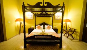 Postel nebo postele na pokoji v ubytování Surya Kiran Heritage Hotel