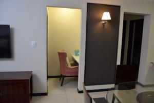 Habitación con espejo, mesa y silla en Cottonwoods Apartment for Family, Friends and Business trips. en Johannesburgo