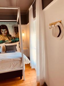 sypialnia z łóżkiem piętrowym i obrazem na ścianie w obiekcie Cellar In Town w mieście Robertson