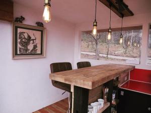 Pre Hub 十勝 : غرفة طعام مع طاولة وكراسي خشبية