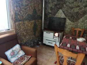 a small room with a bed and a stove at Getap in Bjni in Bjni