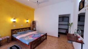 Кровать или кровати в номере Malika's Yellow House
