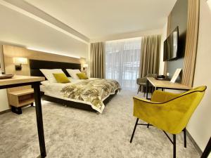 シュツァブニツァにあるHotel Solarのベッドとデスクが備わるホテルルームです。