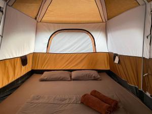 - un lit au milieu d'une tente dans l'établissement Nokkamin Home, à Chiang Dao