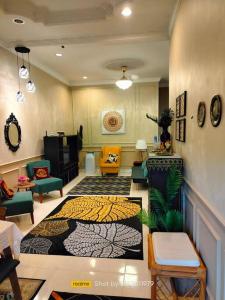 uma sala de estar cheia de mobiliário e uma sala de estar com um tapete em Rumah Tamu Firdaus em Marang