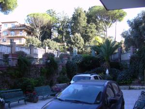 ローマにあるCasa per Ferie Suore Domenicaneのベンチ横の駐車場