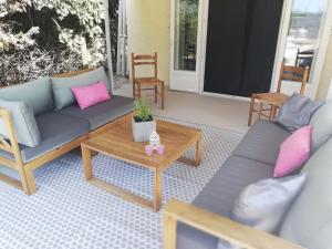 ein Wohnzimmer mit einem Sofa und einem Tisch in der Unterkunft Maison avec SPA et Piscine in Mazan