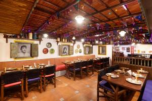 een restaurant met tafels en stoelen in een kamer bij Keys Select by Lemon Tree Hotels, Gandhi Ashram, Ahmedabad in Ahmedabad