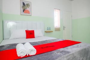 En eller flere senge i et værelse på RedDoorz near Tugu Kartasura