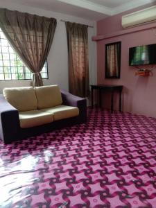 Televisyen dan/atau pusat hiburan di 7Rooms Hotel Budget