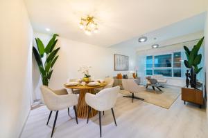 jadalnia i salon ze stołem i krzesłami w obiekcie Maison Privee - Millennium Executive Tower w Dubaju