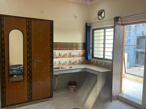 bagno con lavandino e finestra di Anvi Home Stay a Rishikesh