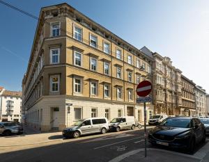 budynek z samochodami zaparkowanymi przed ulicą w obiekcie easy flat Sankt Elisabeth w Wiedniu