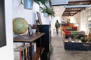 Koba Hostel في سان سيباستيان: رجل يمشي في غرفة المعيشة مع أريكة