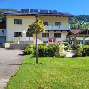 una casa con paneles solares en la parte delantera en Gästehaus Raab, en Ranten