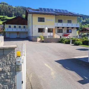 una casa con paneles solares al lado de una carretera en Gästehaus Raab, en Ranten