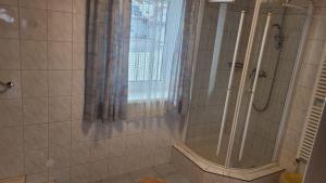 Koupelna v ubytování Gästehaus Raab + 31 fotografií