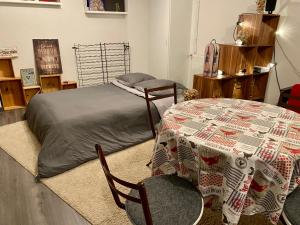 Łóżko lub łóżka w pokoju w obiekcie La cave du Pi'Style
