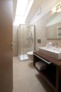 een badkamer met een wastafel en een douche bij Kriendl Nr 4 in Valdaora