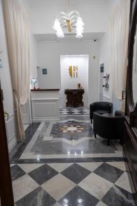 salon z czarno-białą podłogą wyłożoną kafelkami w obiekcie 1811 Residenza Storica w mieście Napoli