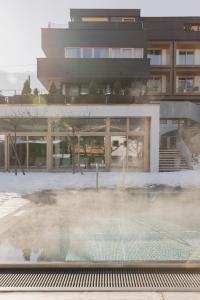 Bazén v ubytování Mari Pop Hotel nebo v jeho okolí