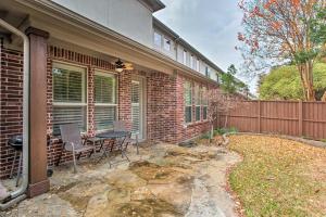Κήπος έξω από το Gorgeous Plano Townhome with Patio and Grill!