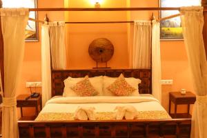Postel nebo postele na pokoji v ubytování Surya Kiran Heritage Hotel